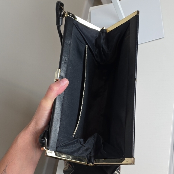 Vintage 60S Floral Tapestry Handbag with black Trim & Gold Frame – Elegant bag - Picture 6 of 10